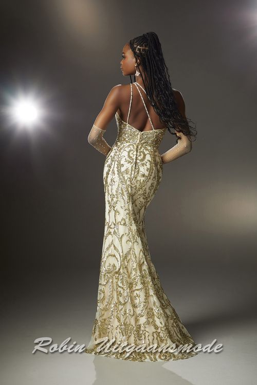 Achterkant van de glamour galajurk met one-shoulder halslijn en hoge split