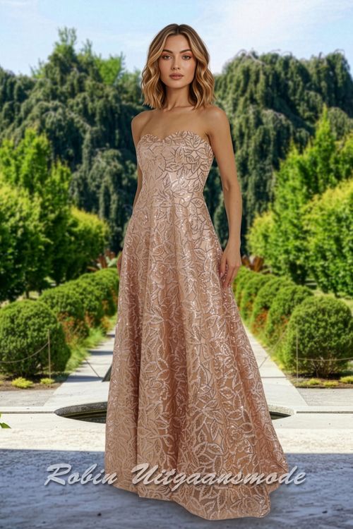 Champagne kleurige strapless avond jurk met mikado print, een heartshape halslijn en A-lijn rok