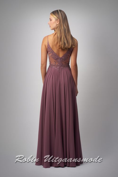 Achterkant van de Amethist avondjurk met heartshape kanten lijfje, smalle bandjes, semi transparante taille en een chiffon rok met plooien en verborgen split