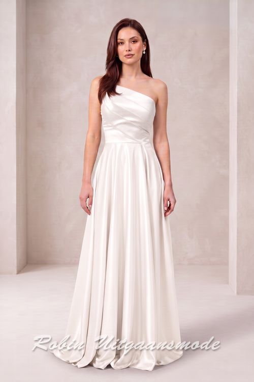 Trouwjurk met strapless asymmetrische halslijn, brede banden schuin over de buste lopend naar de linkertaille en licht geplooide rok tot op de grond