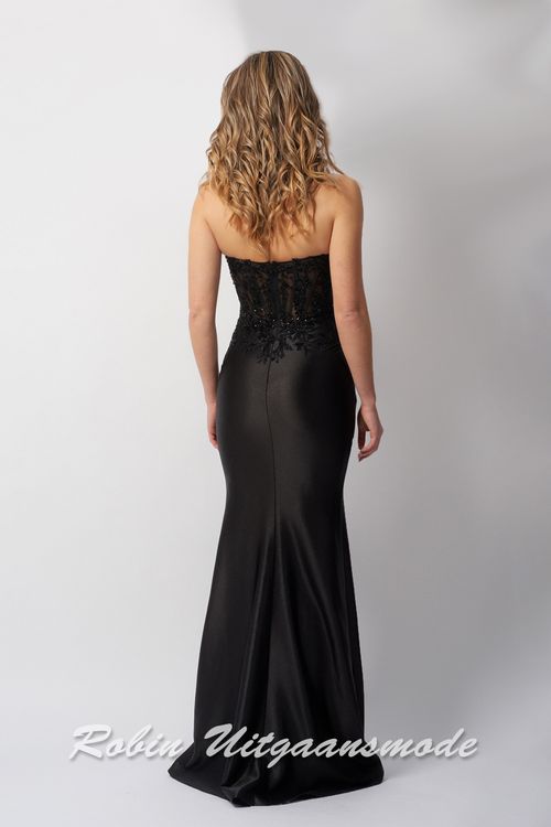 Achterkant van de Strapless zwarte avondjurk met heartshaped kanten top, versierd met kralen en licht geplooide chiffon rok tot op de grond.