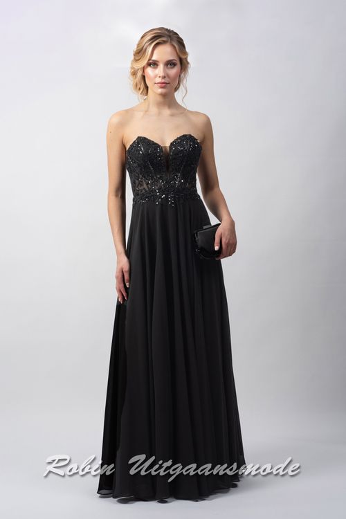 Strapless zwarte avondjurk met heartshaped kanten top, versierd met kralen en licht geplooide chiffon rok tot op de grond.