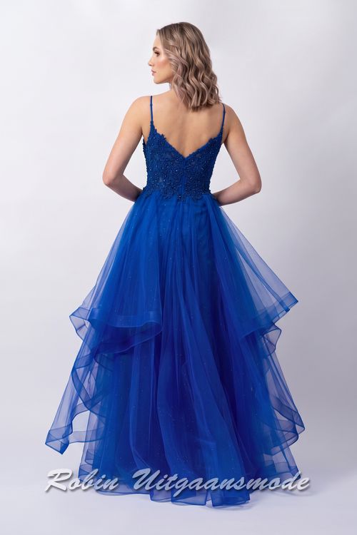 Achterkant van de Royalblauwe galajurk met kanten lijfje, smalle bandjes, en een speelse rok met asymmetrische soft tule lagen