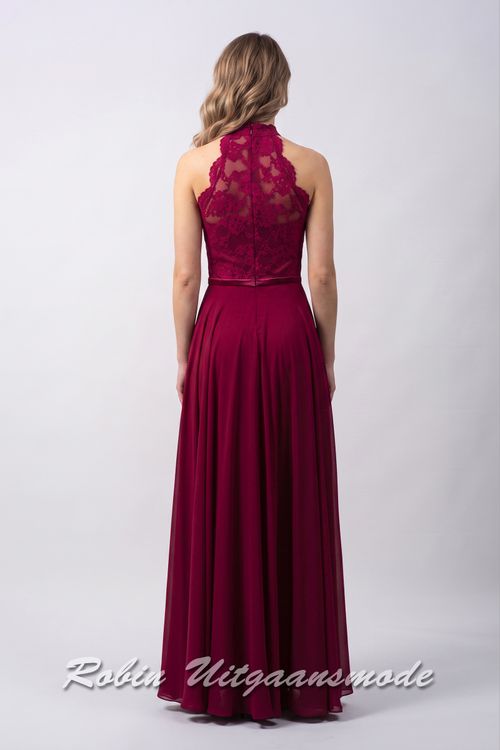Achterkant van de Berry rode halter avondjurk met hoog gesloten kanten top, blote schouders en een lange chiffon rok