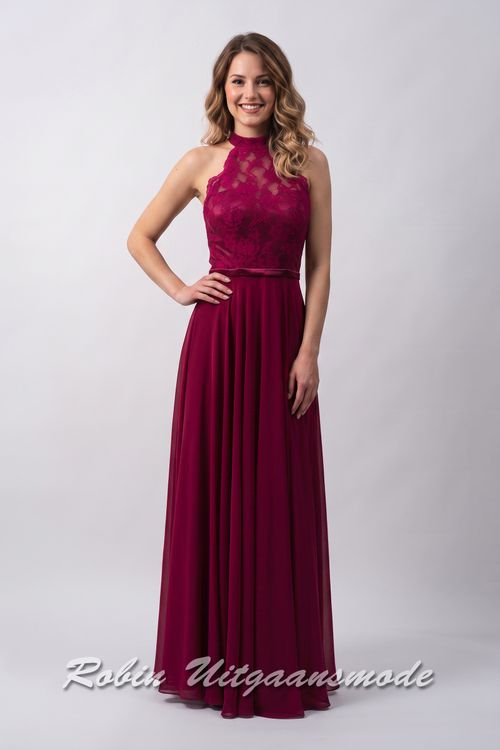 Berry rode halter avondjurk met hoog gesloten kanten top, blote schouders en een lange chiffon rok