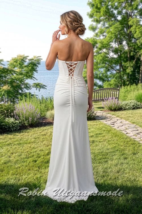 Achterkant van de Strapless trouwjurk met strak geplooid lijfje, een heartshape buste afgewerkt met kleine kralen en hoge split