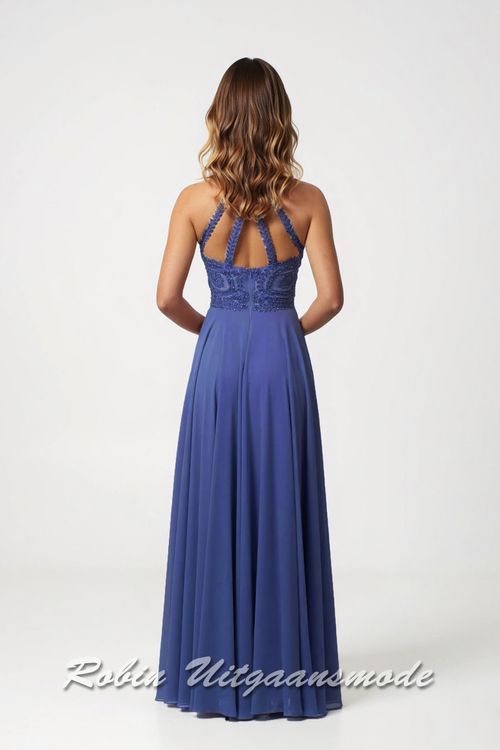 Achterkant van de Chambray blauwe avondjurk met kanten halter top royaal is versierd met prachtige kralen, blote schouders en sluikvallende chiffon rok tot op de grond