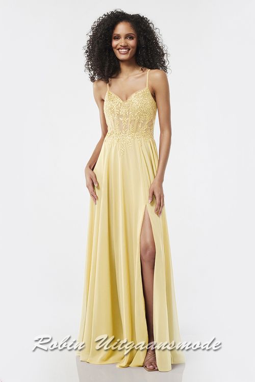 Gele Galajurk met sprankelend versierd lijfje, smalle bandjes en chiffon rok met hoge split
