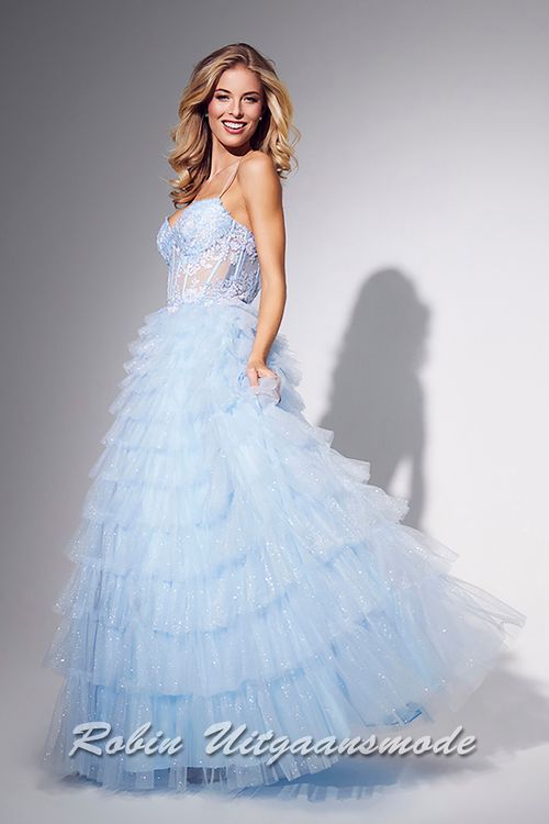 Galajurk met  een waterval tule rok, een korset style kanten top met heartshape bustelijn en smalle bandjes