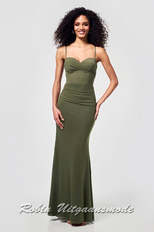 Aansluitende olijfgroene galajurk met wrap-over hartvormige halslijn en een lijfje met horizontaal gerimpelde stof