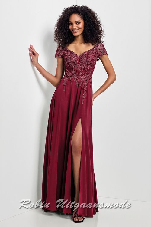 Bordeauxrode avondjurk met heartshape top, volledig bedekt met kant, semi transparante kapmouwtjes en een lange chiffon rok met split