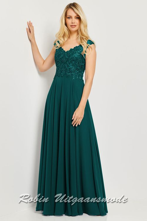 Groene Avondjurk met V-hals, een kanten lijfje versierd met kralen, brede schouderbanden en lange chiffon rok