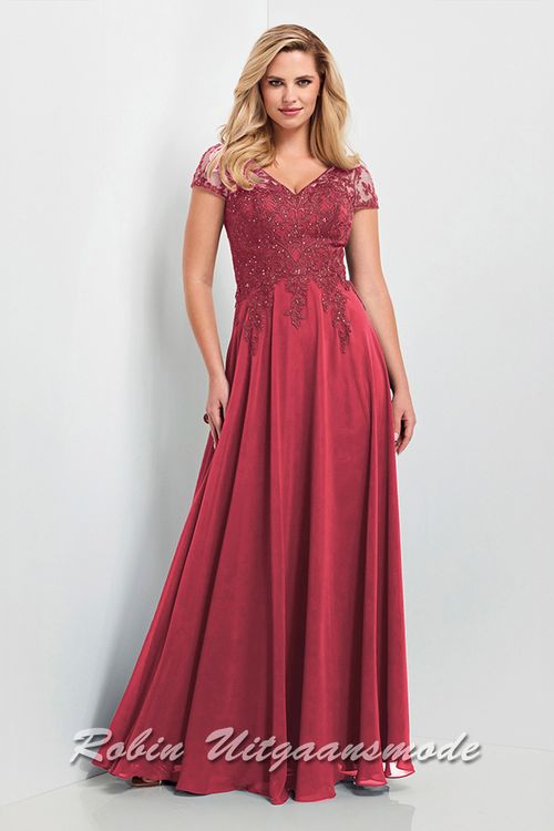 Steenrode Avondjurk met kanten lijfje, kapmouwtjes, V-halslijn en hoog gesloten rug en een lange chiffon rok