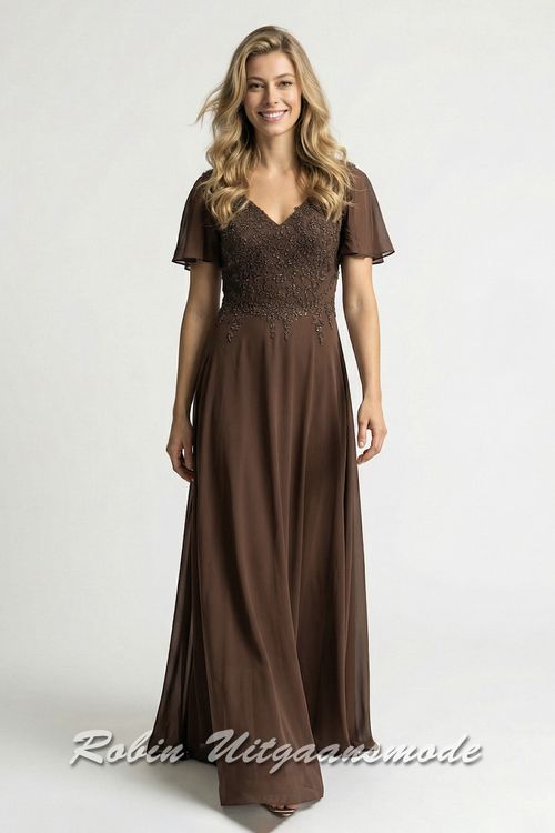 Geklede bruine avondjurk met kant, versierd is met kralen/steentjes en korte chiffon mouwtjes