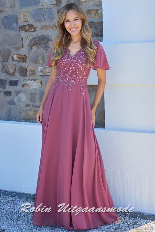 Geklede steenrode avondjurk met kant, versierd is met kralen/steentjes en korte chiffon mouwtjes