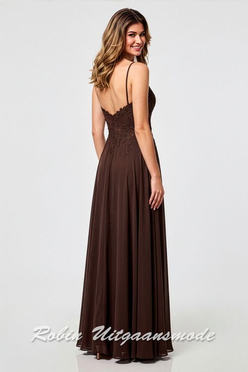 Achterkant van de Bruine galajurk met kanten top versierd met kralen, een semi transparante taille met korset baleinen en een chiffon rok met split