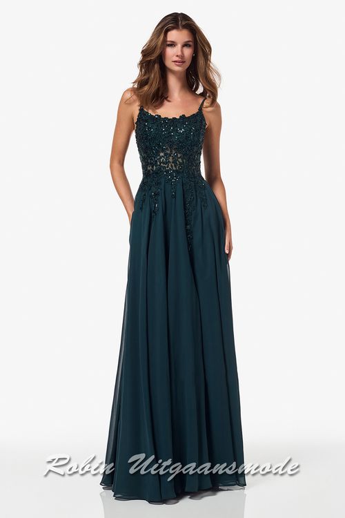 Donkergroene avondjurk met boothalslijn, een kanten lijfje rijkelijk versierd met schitterende kralen, een transparante taille en licht geplooide chiffon rok tot op de grond