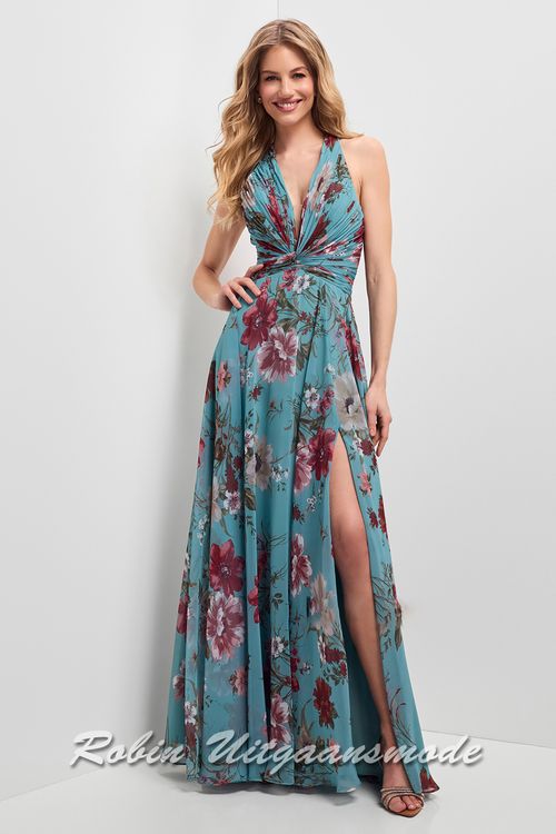 Vrolijke halter galajurk met bordeauxrode bloemen print op een blauwgroene chiffon, lijfje met diepe V-hals en hoge split op het linkerbeen