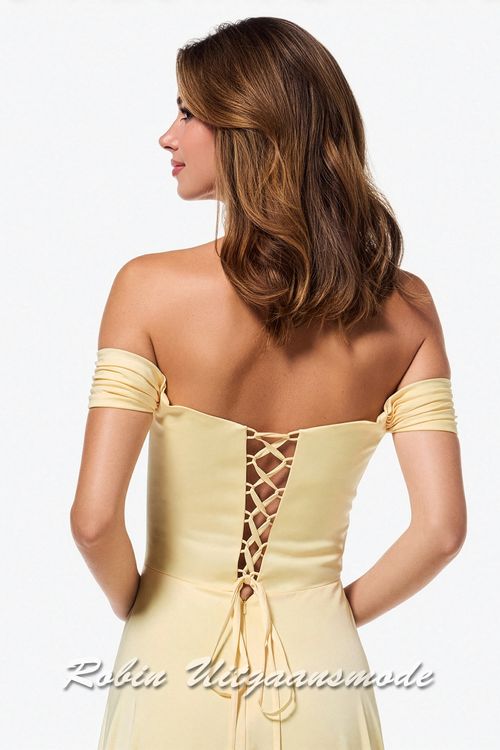 Achterkant van de Gele off-shoulder avondjurk met heartshape bustelijn en een zwierige cirkel rok tot op de grond