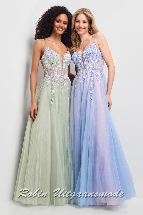 Zomerse lichtgroene en blauw-roze galajurk met korset lijfje versierd met bloemen, illusie diep uitgesneden halslijn en lange rok met tule toplaag en hoge split