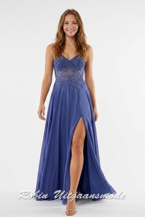 Blauwe avondjurk met kanten korset top, heartshape halslijn, spaghettibandjes en een geplooide chiffon rok tot de grond