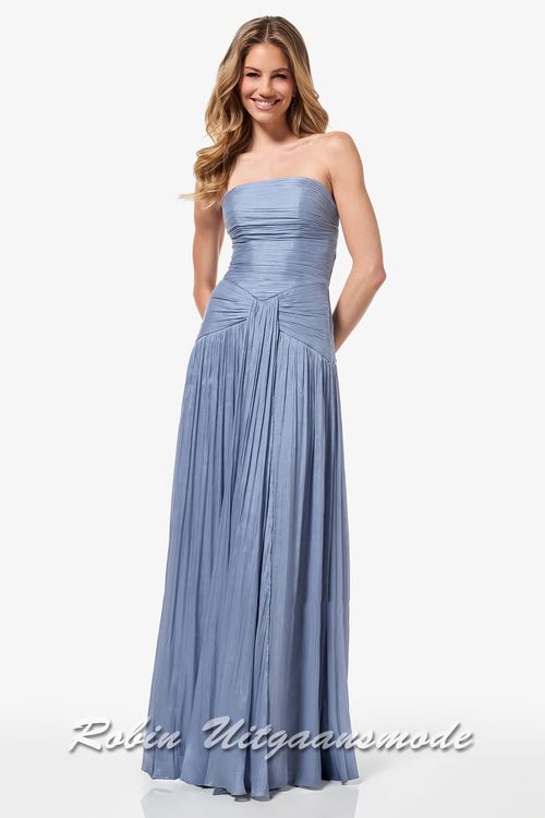 Rookblauwe avondjurk met uniek lijnenspel van smalle plooitjes, een rechte strapless top, taps toe lopende stof in de taille en lange rok tot de grond