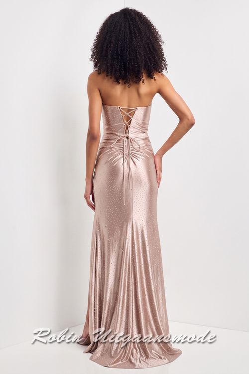 Achterkant van de Goudkleurige heartshape strapless avondjurk versierd met schitterende steentjes en een rechte rok met hoge split