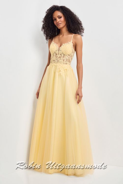 Gele luchtige korset style galajurk met fleurige applicaties op de top, een heartshape top, smalle bandjes en A-lijn rok met soft tule toplaag