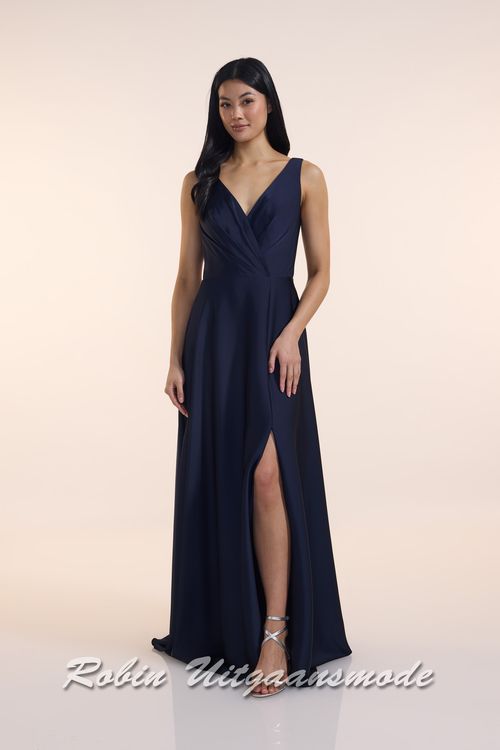 Navyblauwe Avondjurk met V-hals, brede schouderbanden en een lange rok met bescheiden split