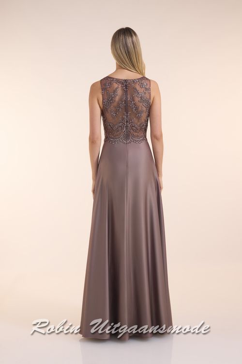 Achterkant van de Hooggesloten mokkabruine avondjurk met kanten lijfje, boothals lijn en een licht geplooide satijnen rok