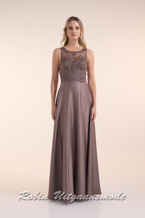 Hooggesloten mokkabruine avondjurk met kanten lijfje, boothals lijn en een licht geplooide satijnen rok