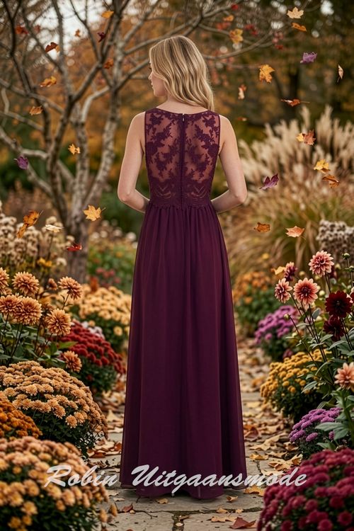 Achterkant van de Bordeauxrode Hooggesloten galajurk met kanten lijfje en chiffon rok