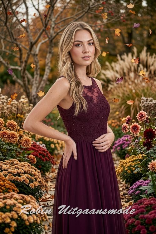 Close-up van de Bordeauxrode Hooggesloten galajurk met kanten lijfje en chiffon rok
