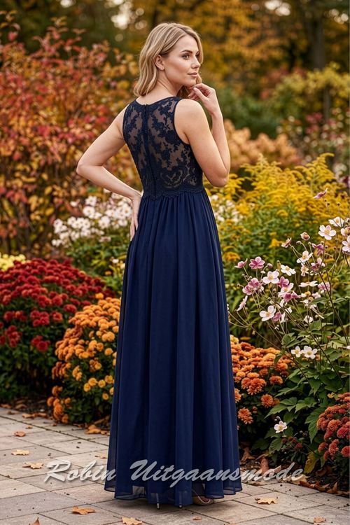 Achterkant van de navyblauwe Hooggesloten galajurk met kanten lijfje en chiffon rok