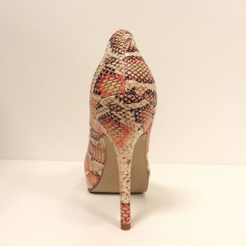 Gala schoen met hoge hakken en slangenleer print, achterkant