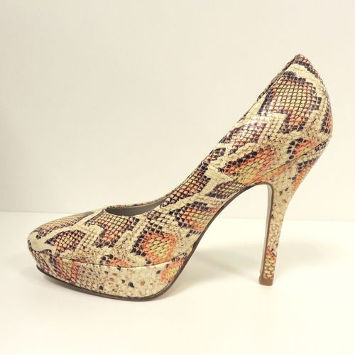Gala schoen met hoge hakken en slangenleer print, zijkant