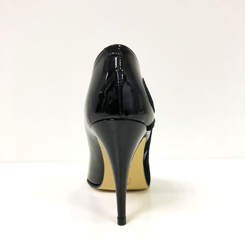 Zwarte lakschoenen met bloemenpatroon, achterkant
