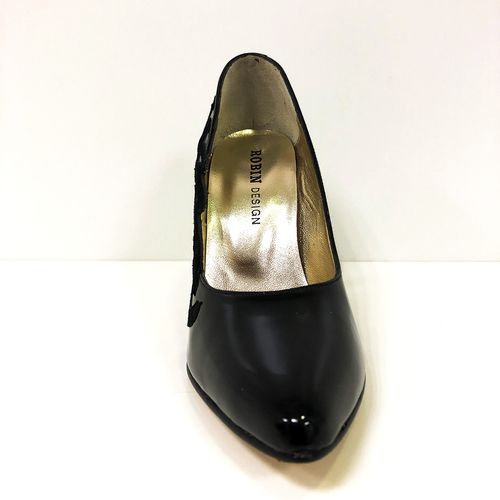 Zwarte lakschoenen met bloemenpatroon, voorkant