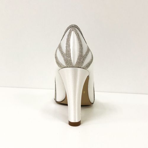 Ivoorkleurige bruidspump met blokhak en zilveren belijning, achterkant