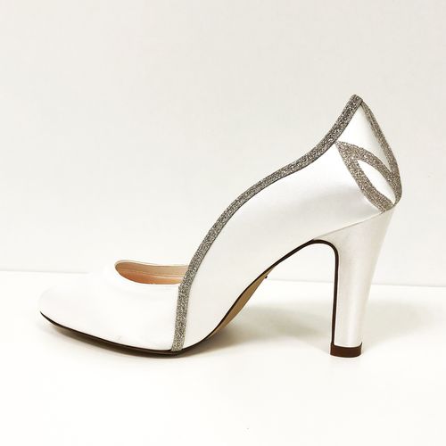 Ivoorkleurige bruidspump met blokhak en zilveren belijning, zijkant