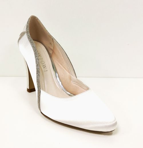Ivoorkleurige bruidspump met blokhak en zilveren belijning