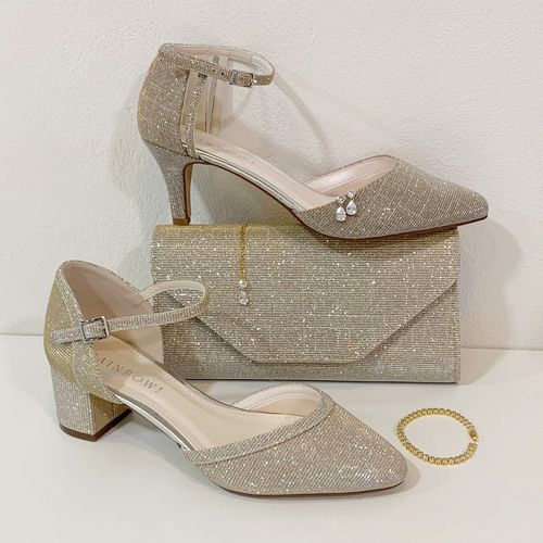 Goudkleurige accessoires voor de ultieme glamour look, met twee type open schoenen, avondtasj en sieraden set