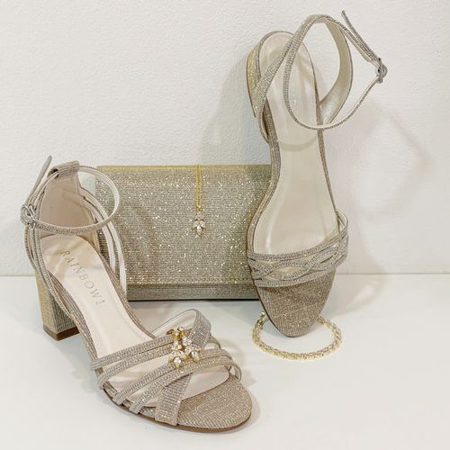 Goudkleurige accessoires voor de ultieme glamour look, met twee type open schoenen, avondtasj en sieraden set