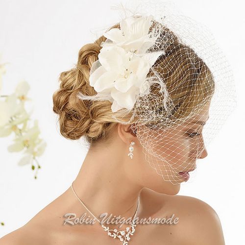 Haar-corsage met satijnen bloemen en een netje