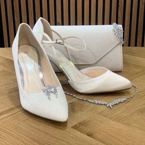 Ivoorkleurige accessoires om je bruidslook mee af te stijlen, bruidsschoenen, glamour ketting, oorbellen en bruidstasje