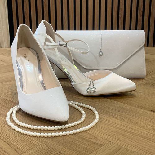 Ivoorkleurige accessoires om je bruidslook mee af te stijlen, bruidsschoenen, parel ketting en bruidstasje