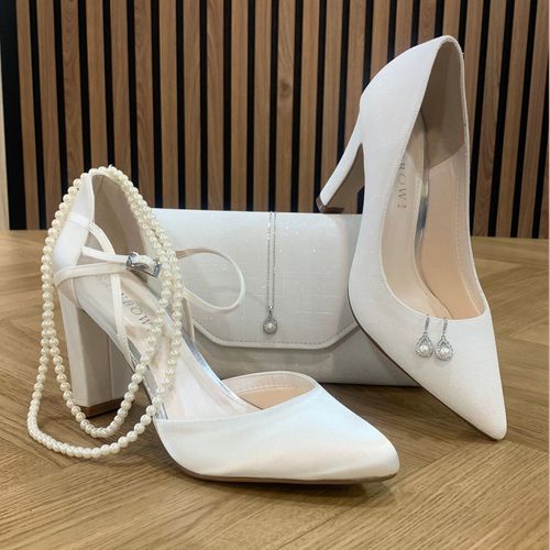 Ivoorkleurige accessoires om je bruidslook mee af te stijlen, met parelsieraden, bruidsschoenen en bruidstasje