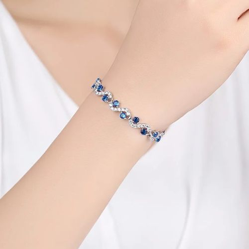 Kristallen armband met blauwe zirkonia kristallen, gedragen door een model