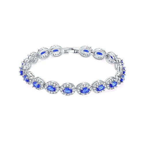 Starlet armband met saffierblauwe zirkonia kristallen, gedragen door een model