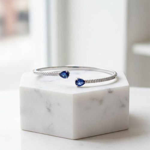 Fijne armband met saffierblauwe kristallen, op een standaard